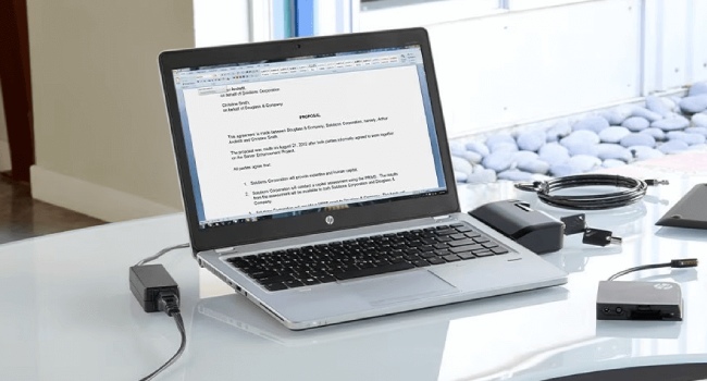 آیا استفاده از لپ تاپ هنگام شارژ به دستگاه آسیب میزند؟ لپ تاپ