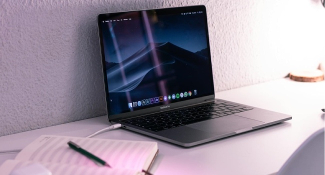 آیا استفاده از لپ تاپ هنگام شارژ به دستگاه آسیب میزند؟ مک بوک اپل