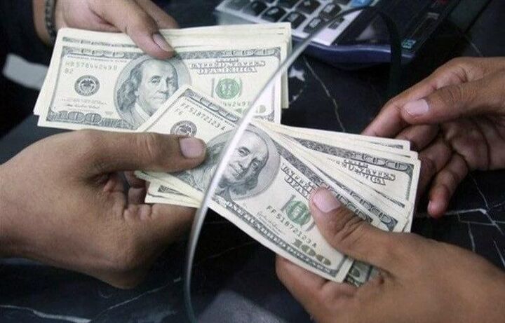 سبقت عرضه از تقاضا در بازار؛ چرا ارز آزاد و رسمی دو قطب مخالف آهن ربا شده اند؟