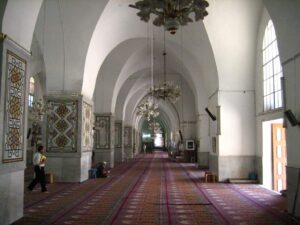 کشف بقایای معبد ۲ هزار ساله در یک مسجد