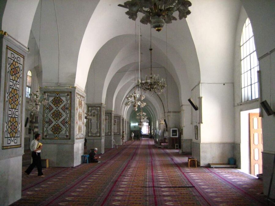 کشف بقایای معبد ۲ هزار ساله در یک مسجد