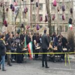 تجمع هنرمندان مقابل دفتر یونیسف؛ میناب برای ایران جان داد