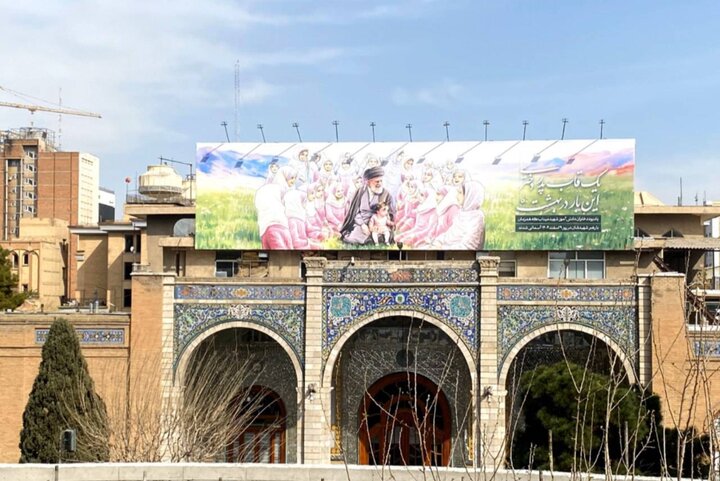 «قاب پدر دختری» روی دیوارنگاره «اندیشه» نقش بست