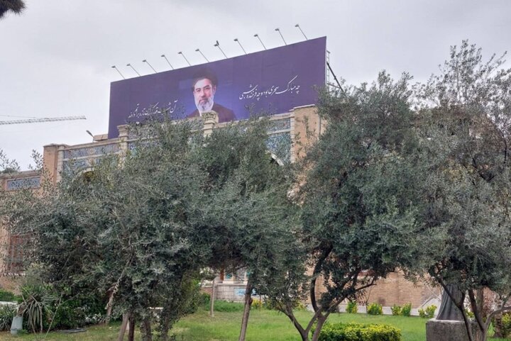 نقشِ بیعت بر نمای «اندیشه»؛ دیوارنگاره جدید حوزه هنری نصب شد