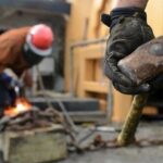 کارگران پای کار ایران؛ ایستادگی در سنگر تولید میان تحریم و تهاجم