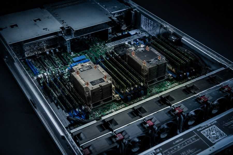 نمای داخلی سرور HP DL380 با پردازنده Xeon و حافظه ECC
